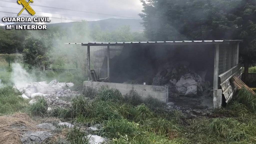 Nave incendiada en Catoira (Pontevedra).