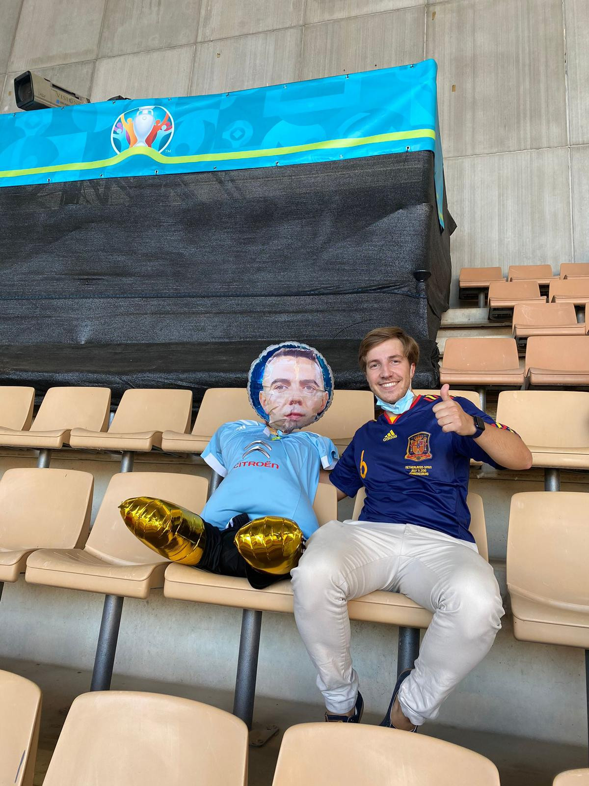 Iago Aspas presenciando el partido con Borja Torea en uno de los fondos