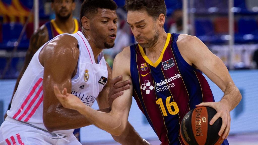 Pau Gasol ante Tavares en el Barça - Real Madrid