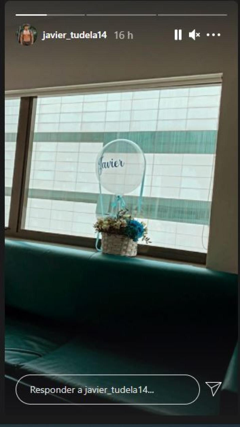 El 'story' compartido por el reciente papá que muestra un regalo para el recien nacido.