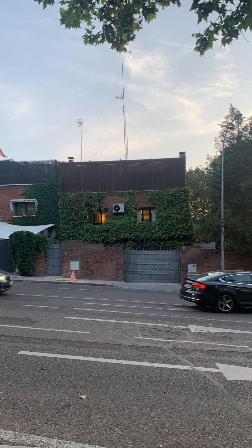 La casa de la cantante en la Dehesa de la villa, con las luces encendidas.