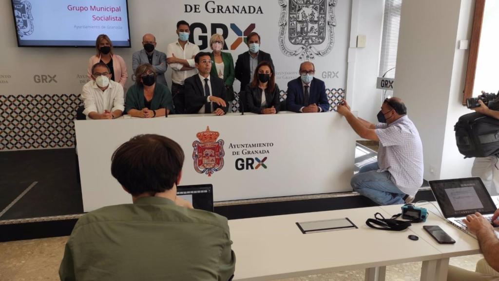 Francisco Cuenca en rueda de prensa, con los ediles del grupo socialista.