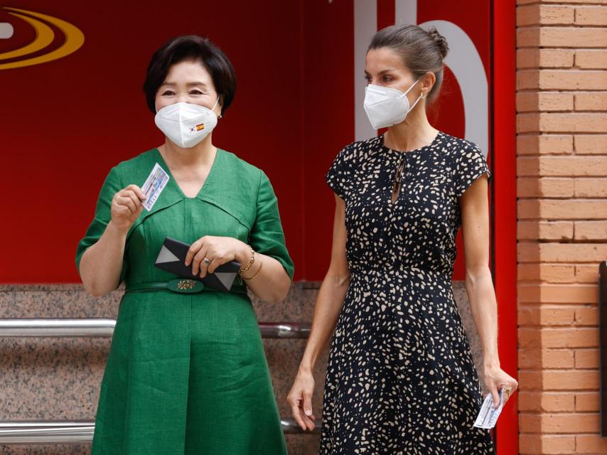 La reina Letizia y la primera dama de Corea del Sur con su cupón de la ONCE.