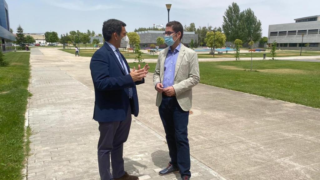 El consejero de Fomento de Murcia, José Manuel Díez de Revenga, con el profesor Roberto Villa de la Universidad Rey Juan Carlos de Madrid.