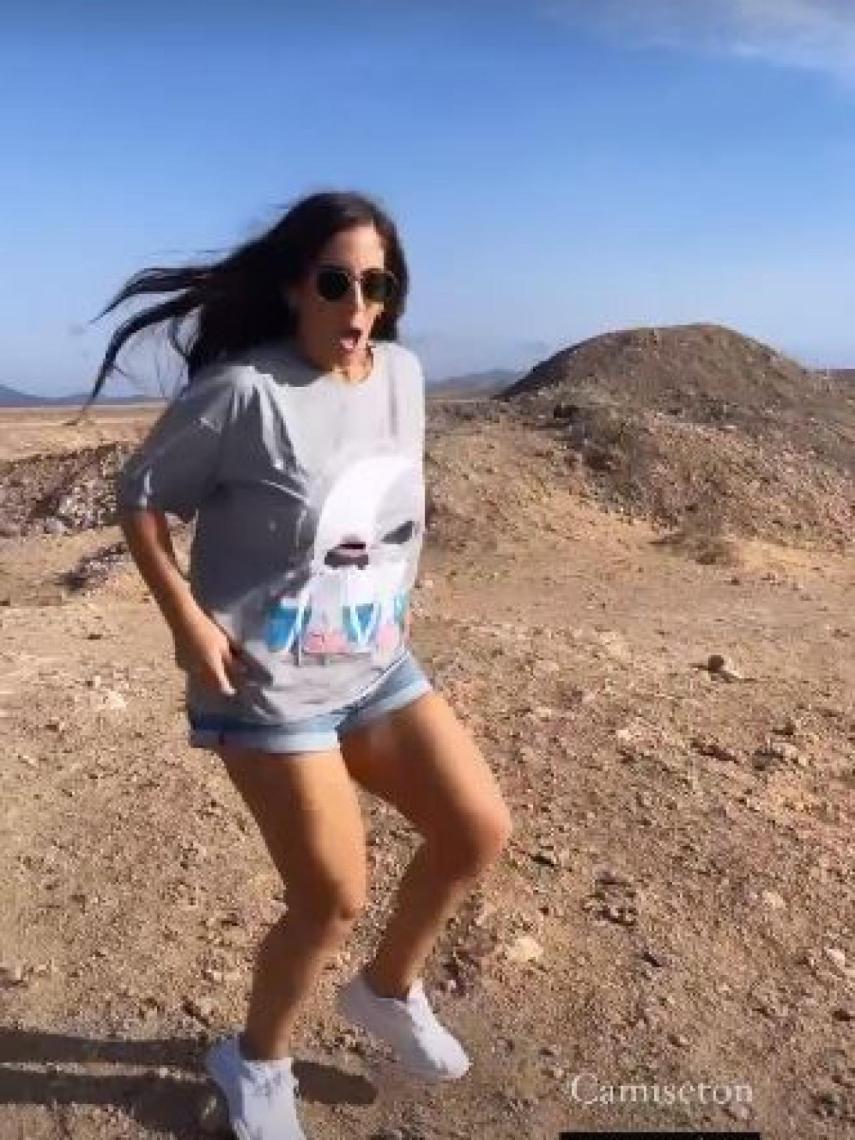 Anabel Pantoja, que tiene 1,5 millones de seguidores, ya tiene su camiseta Ne&Nu by Gema López.