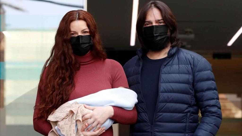 Joaquín Cortés y Mónica Moreno a las puertas del hospital.