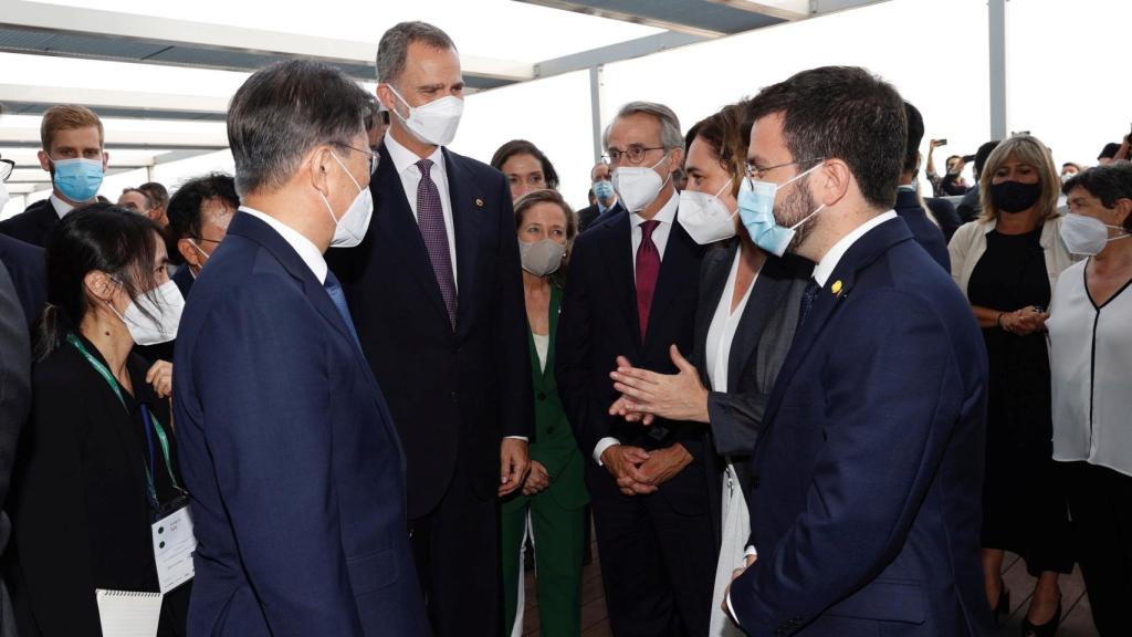 Un momento del breve encuentro entre el Rey, Aragonés, Colau y el presidente de Corea.