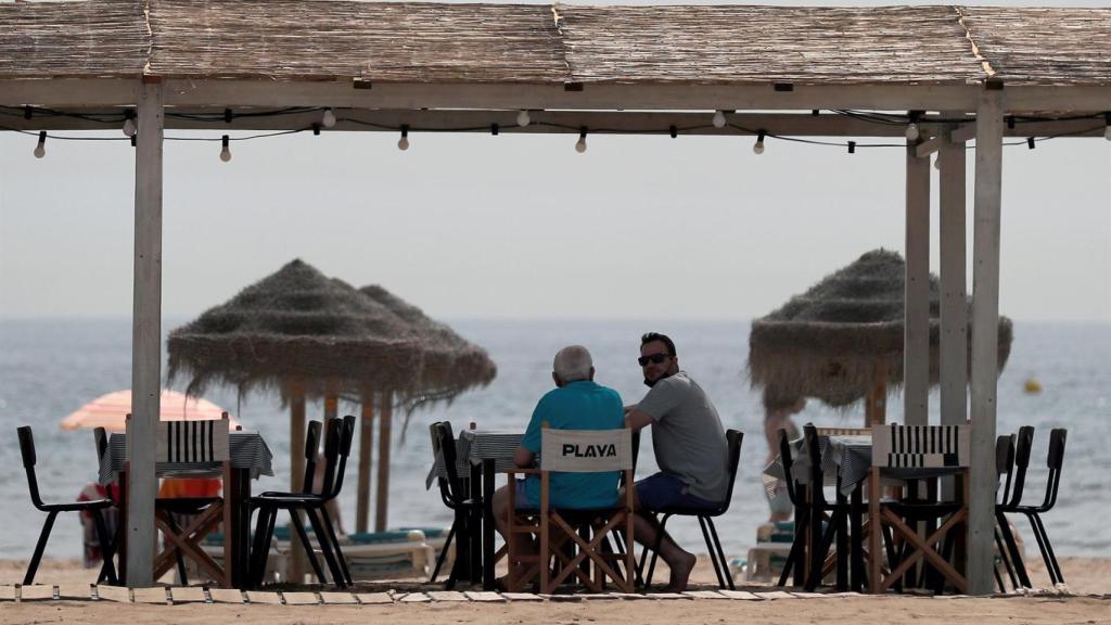 Varias personas en la playa de la Patacona, en Valencia.