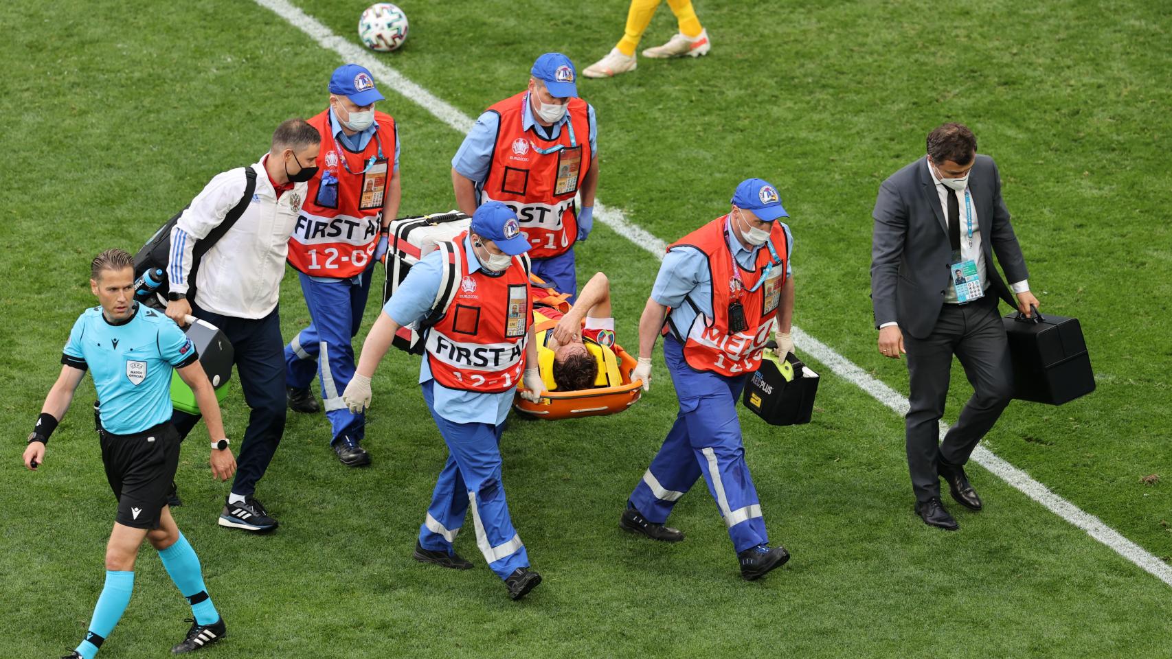 Mario Fernandes, abandonando el campo en camilla