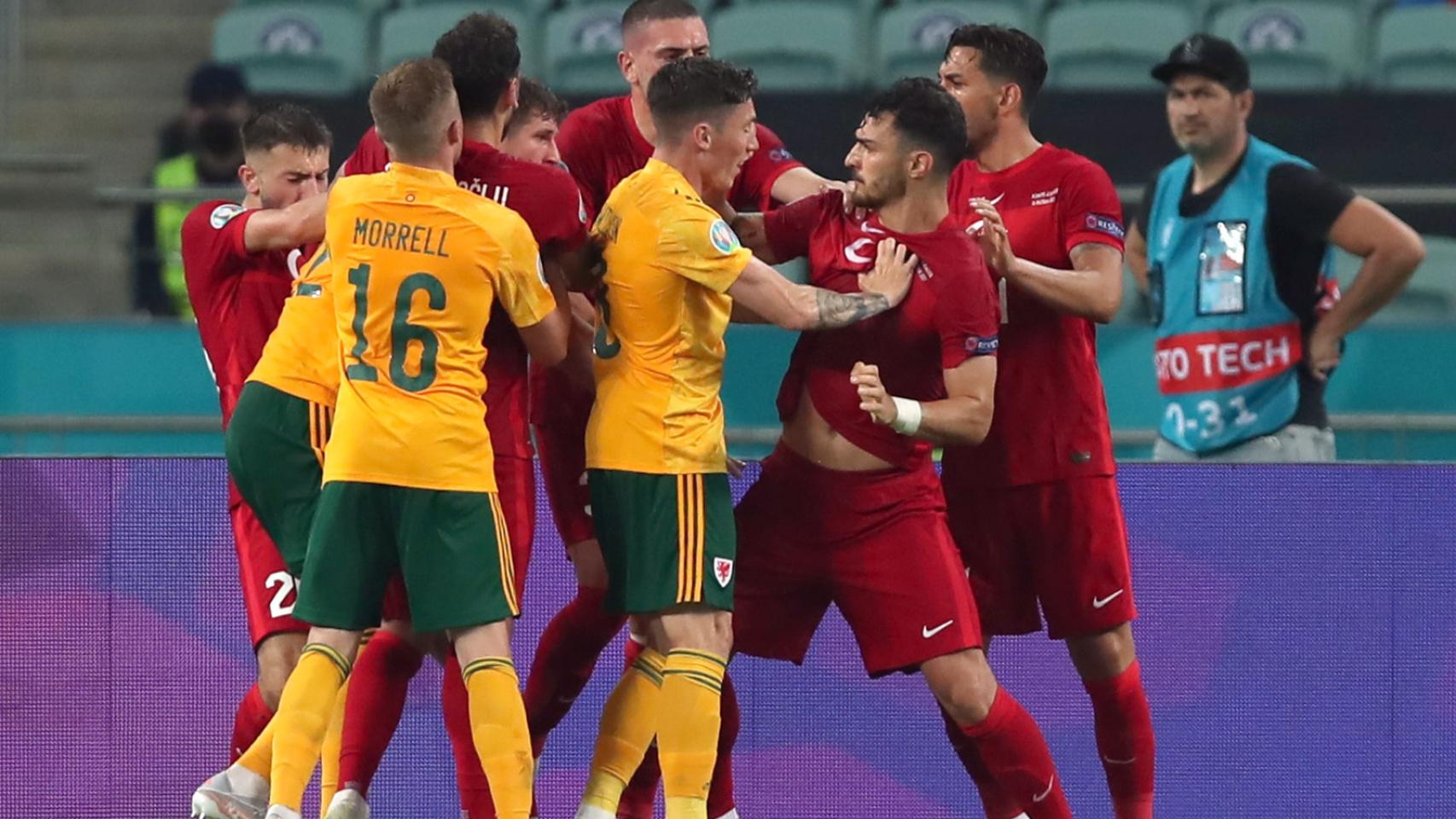 La tremenda tangana que se montó en el Turquía - Gales y que acabó con tres tarjetas