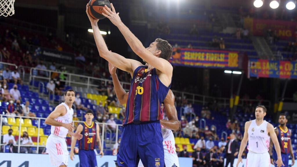 Pau Gasol anotando en el FC Barcelona - Real Madrid