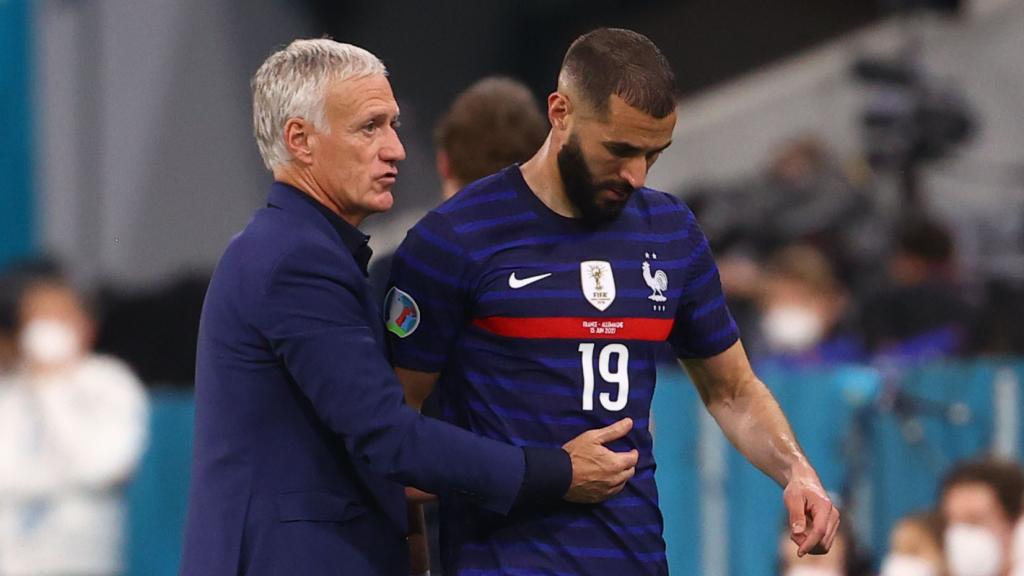 Didier Deschamps junto a Karim Benzema tras el cambio del delantero