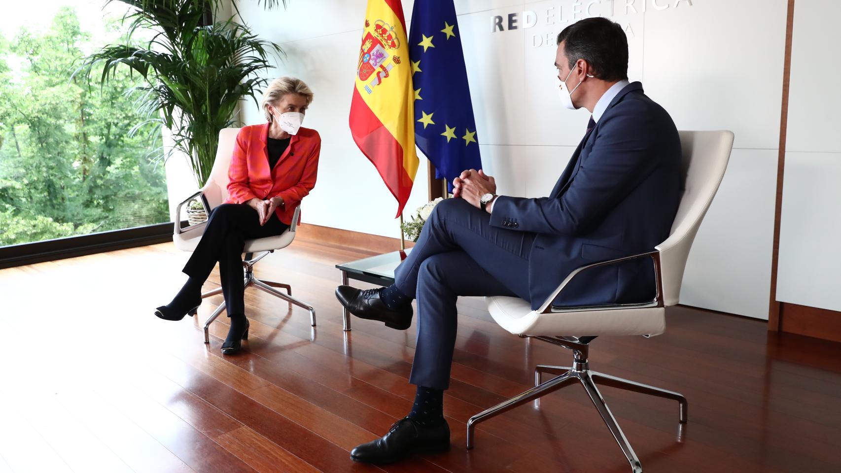Ursula von der Leyen, presidenta de la Comisión Europea, y Pedro Sánchez, presidente del Gobierno.