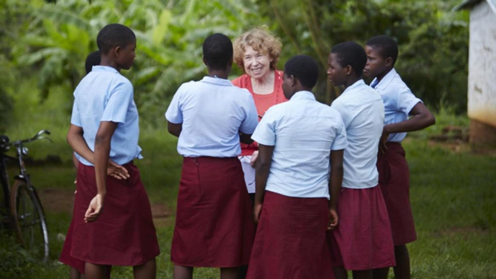 Ann Cotton, fundadora de CAMFED, habla con unas alumnas.