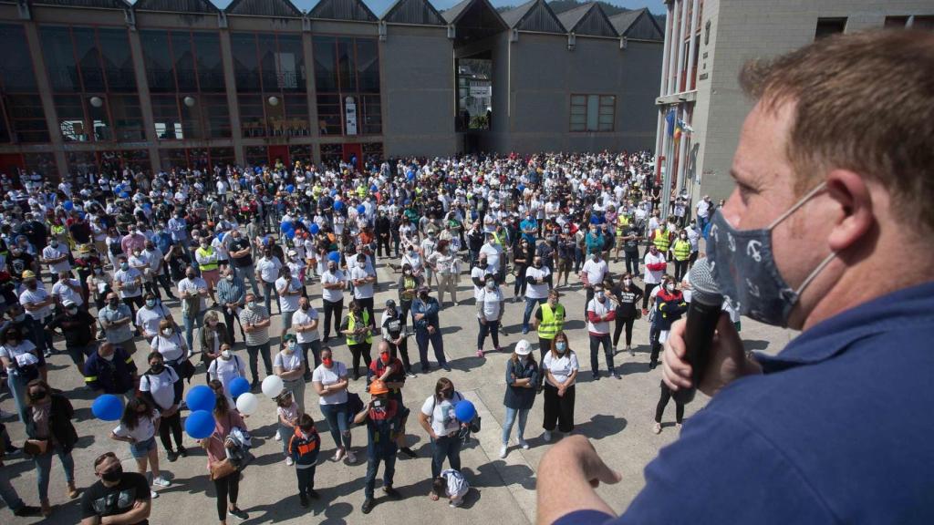 El presidente del Comité de Empresa de Alcoa, José Antonio Zan, se dirige a varios sindicalistas y trabajadores durante una concentración.