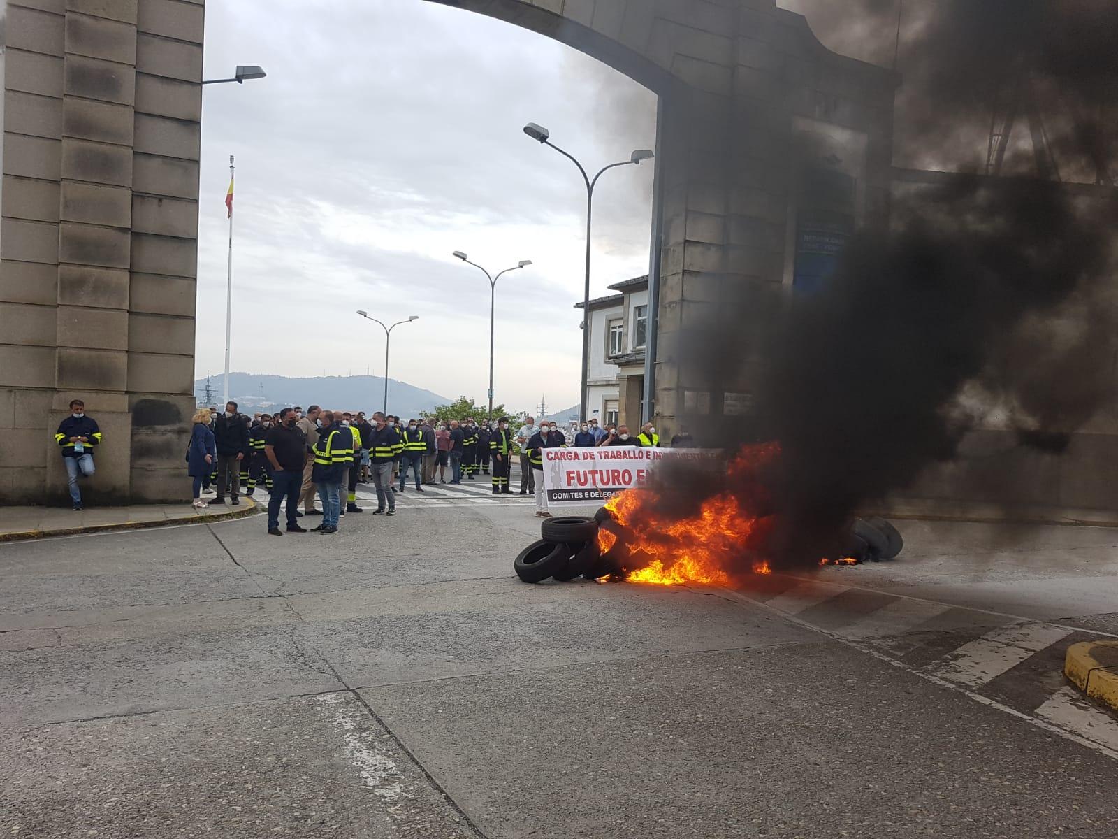 Protesta de los trabajadores a las puertas del astillero ferrolano. Foto: Cedida.