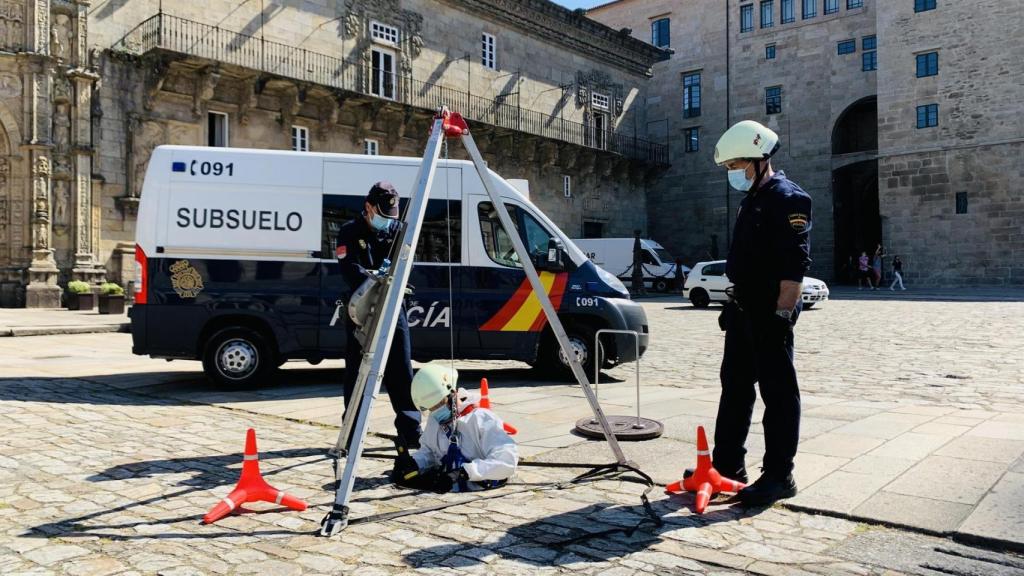 Agentes de la Unidad Especial de Subsuelo y Protección Ambiental operando en un alcantarillado en la ciudad de Santiago.