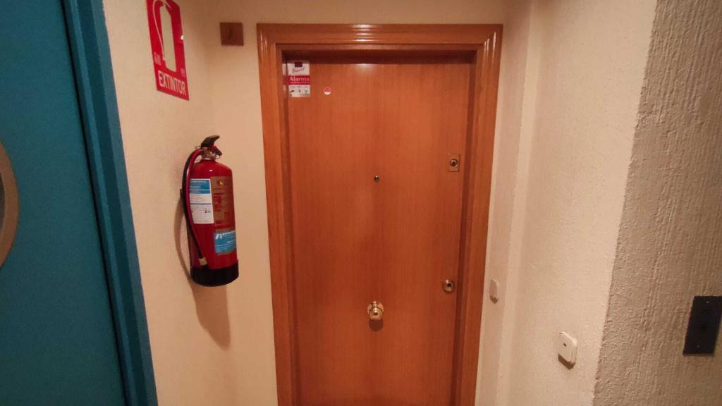 Puerta del domicilio donde fue asesinada Consuelo Martínez este martes en Madrid.