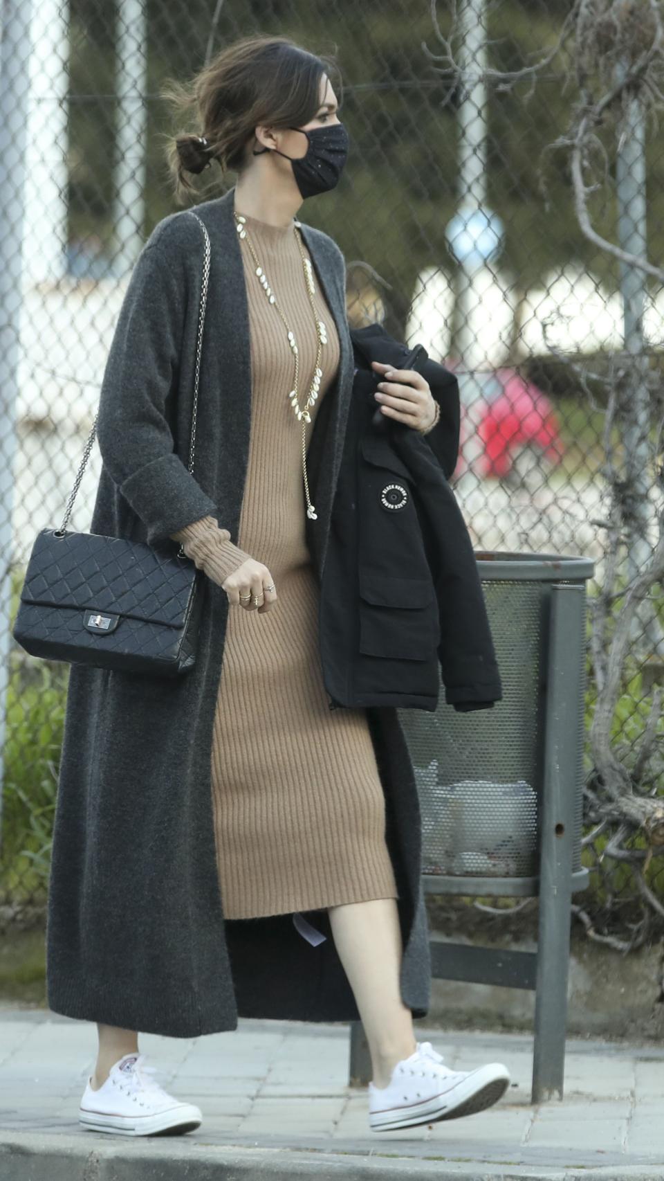 Sara Carbonero, con vestido de punto en tono chocolate.