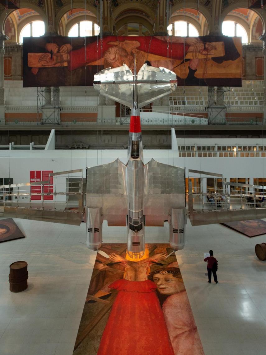 Vista general de la presentación del bombardero soviético como una cruz invertida.