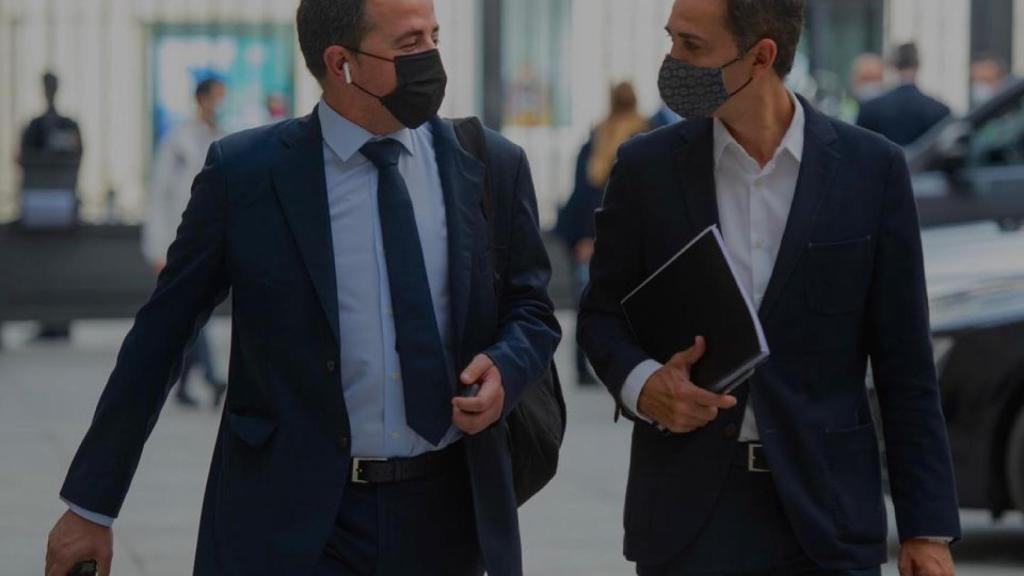 A la derecha, el diputado César Sánchez en los aledaños del Congreso de los Diputados.