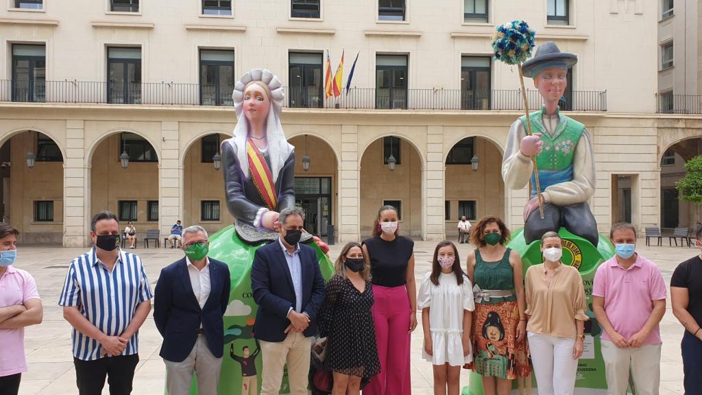 Las Belleses del Foc, junto a los miembros de la corporación municipal y representantes de Ecovidrio.