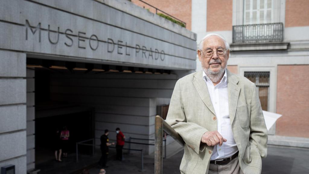 Francisco Javier Barbado, en la entrada al museo por la Puerta de los Jerónimos.