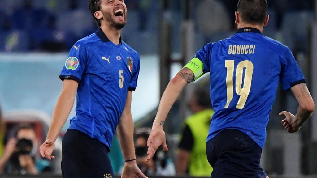 Locatelli celebra con Bonucci su gol a Suiza