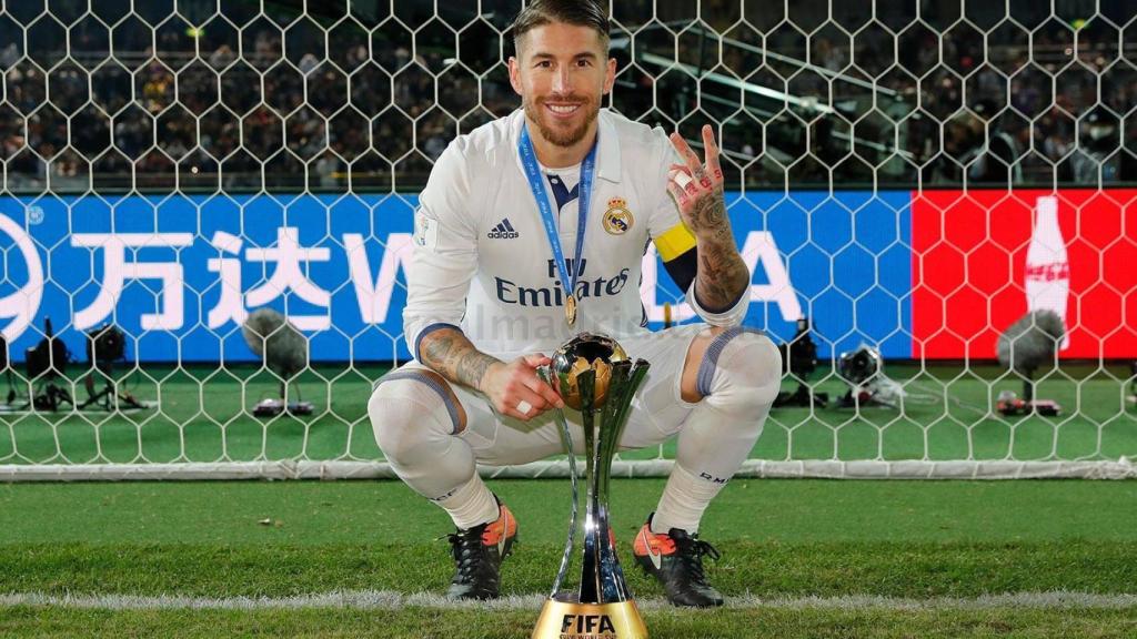 Sergio Ramos, con el trofeo del Mundial de Clubes de 2016