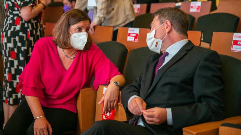 El presidente de Castilla-La Mancha, Emiliano García-Page, conversa con la consejera de Economía, Patricia Franco, este jueves en el X Congreso regional de CCOO que se celebra en el hotel Beatriz en Toledo. Foto: Ana Pérez Herrera/JCCM