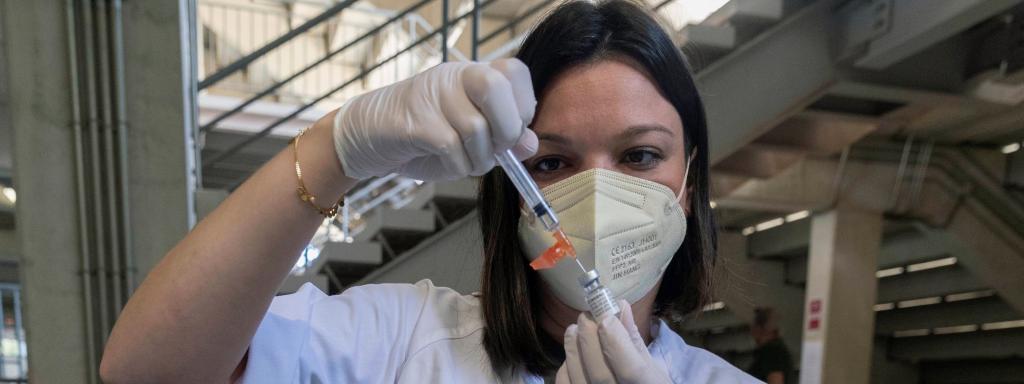 Una enfermera del Servicio Murciano de Salud prepara jeringuillas con dosis de la vacuna contra el Covid-19.