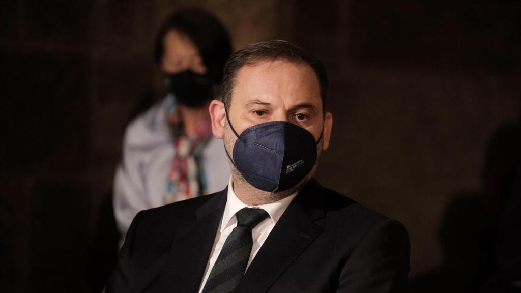 El ministro de Transportes, Movilidad y Agenda Urbana, José Luis Ábalos, en un acto en la Catedral de Santiago de Compostela.