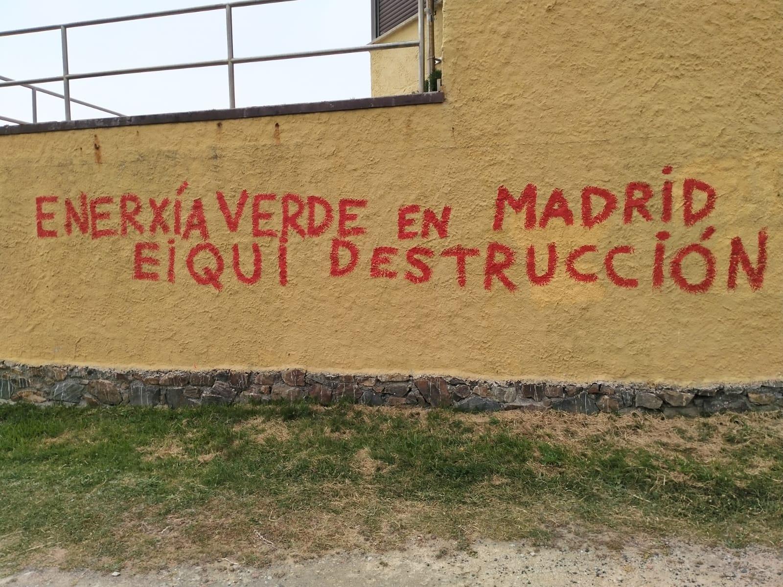 Pintadas en la caseta de A Fragata. Foto: PP de Ferrol.