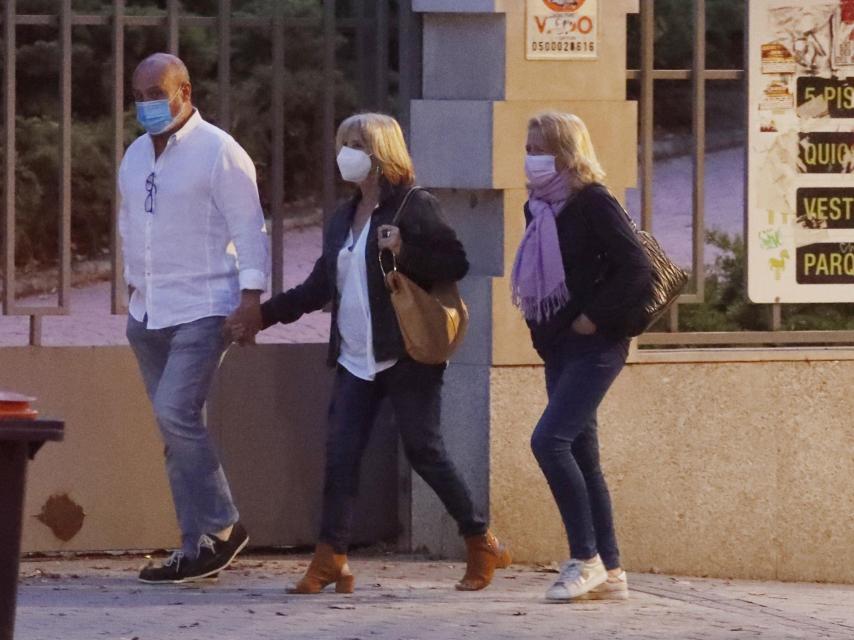 Los hermanos de Mila y su cuñada en las inmediaciones de la casa de la colaboradora de televisión.