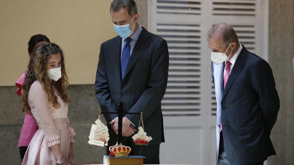 El Rey conociendo los trabajos del concurso '¿Qué es un rey para ti?'.