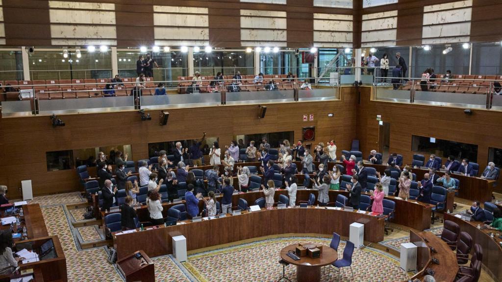 Asistentes aplauden al portavoz del sindicato de manteros y diputado de Unidas Podemos, Serigne Mbayé.