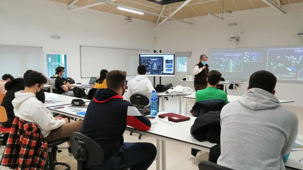 Varios alumnos en una clase de la FP de Administración y Finanzas.