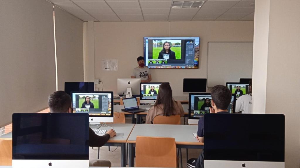 En una clase de Photoshop.