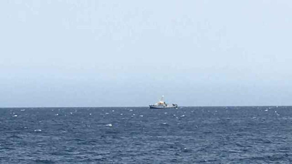 El buque de búsqueda Ángeles Alvariño frente a la costa de Tenerife.