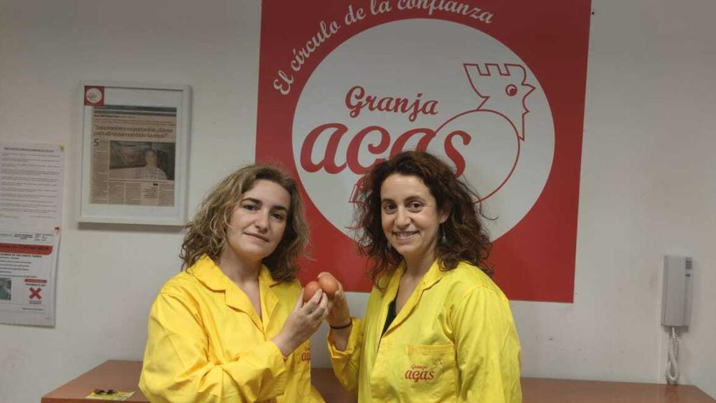 Rocío (izquierda) y Sandra García (derecha) , hermanas y gerentes de la Granja Agas, en Motilla del Palancar (Cuenca).