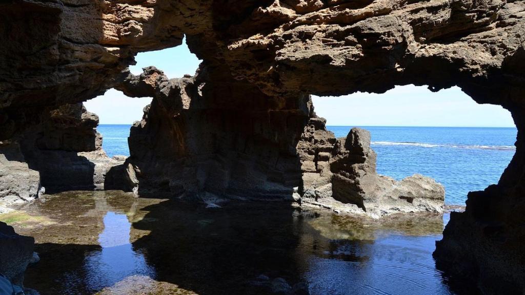 Las salas más exteriores de la Cova Tallada están  parcialmente inundadas, formando un lago interior.