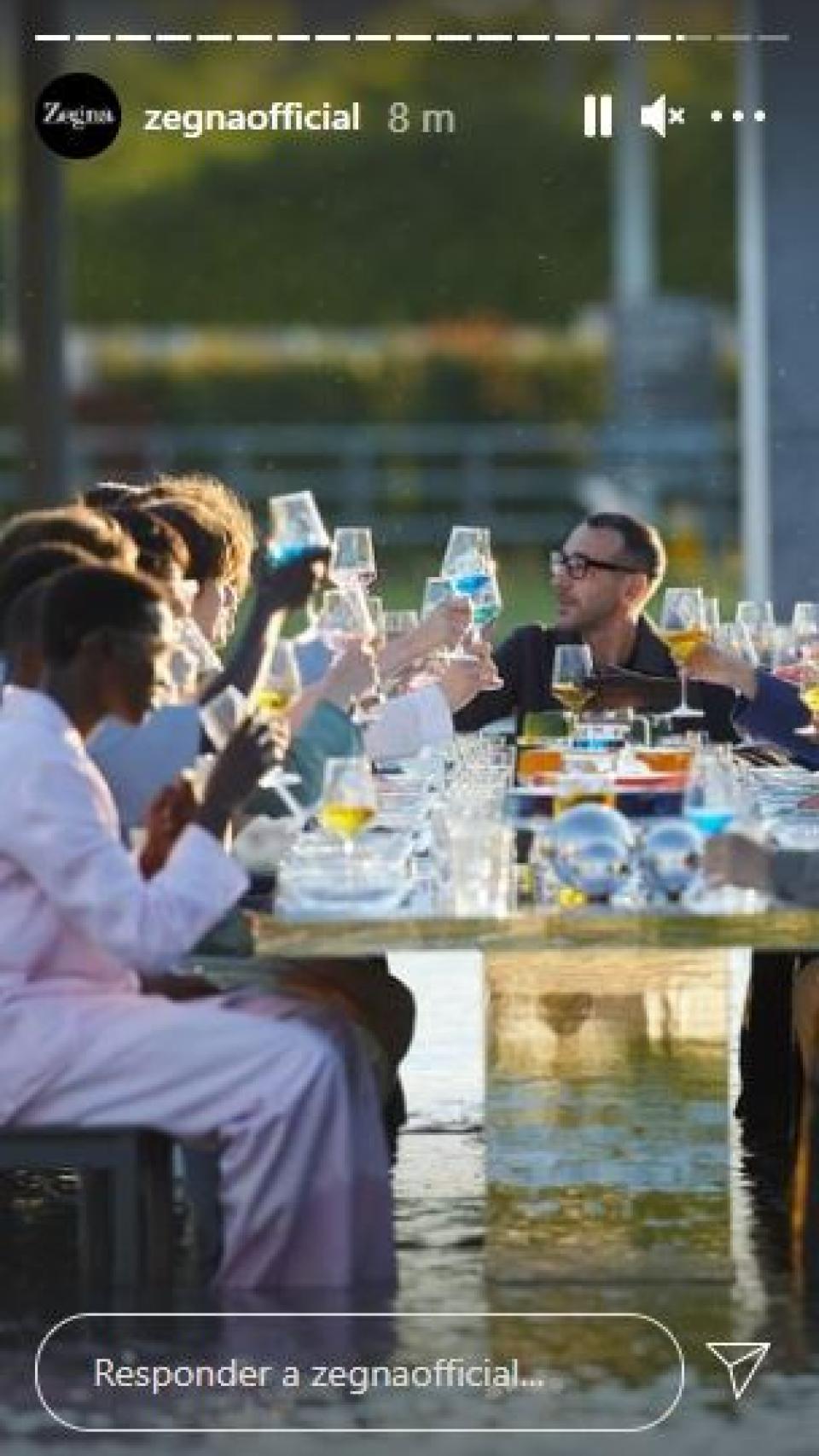 Los modelos, al final del desfile, brindando con con el diseñador.