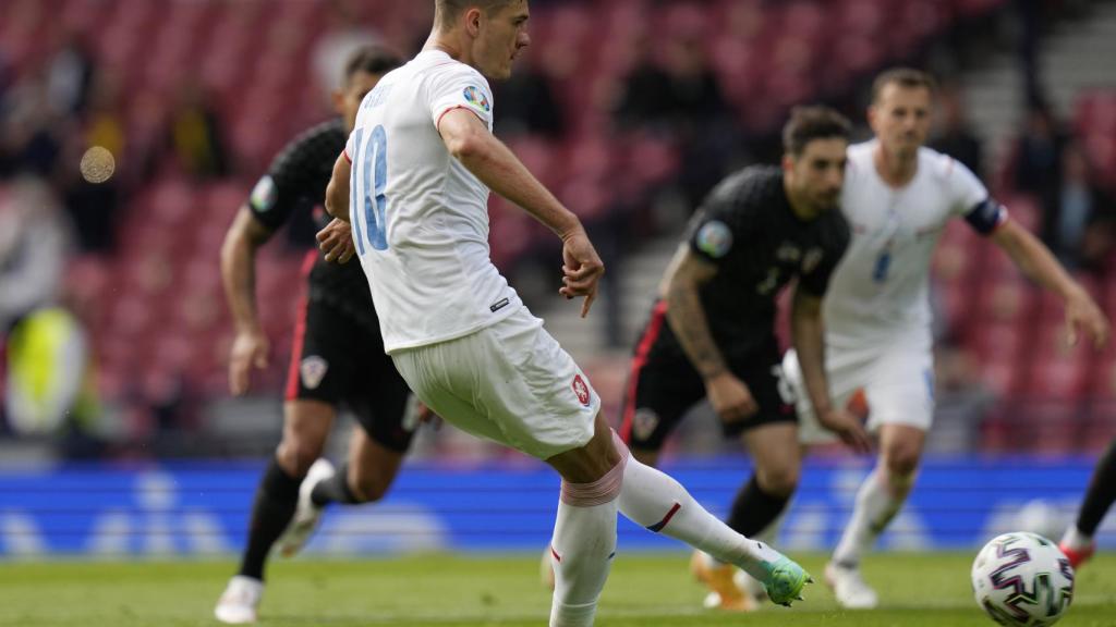 Patrick Schick anota su penalti ante Croacia