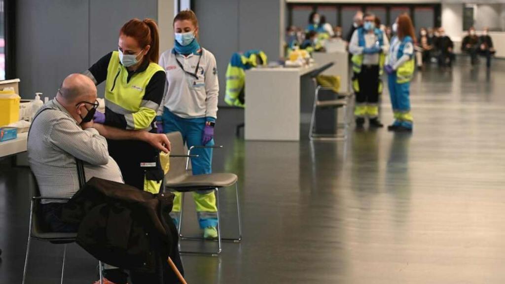 Vacunación en el Wanda Metropolitano de Madrid. Efe