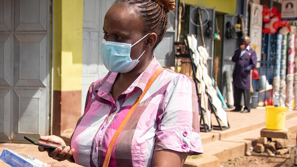 Una mujer utilizando un smartphone