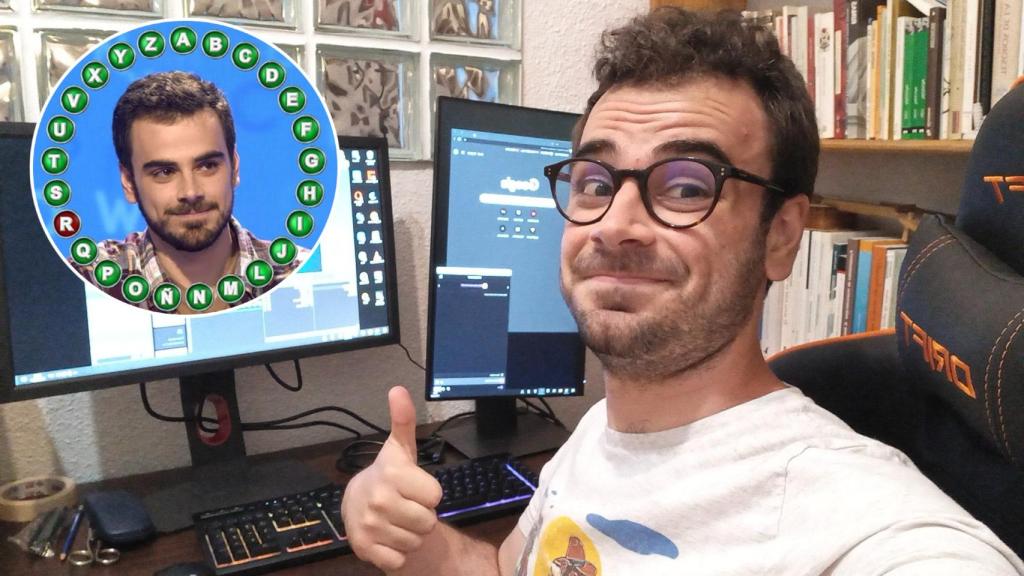 Pablo Díaz, el joven concursante de Pasapalabra, en su casa antes de iniciar un directo en Twitch.