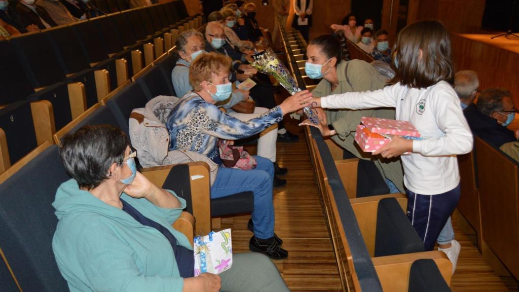 El proyecto Atinando Recordos de Mos (Pontevedra) une a niños y mayores