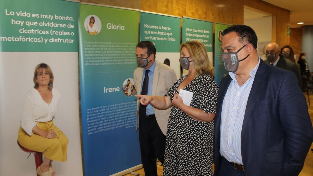 Abel Caballero inauguró la exposición junto a la presidenta de la AEM y el gerente del hospital