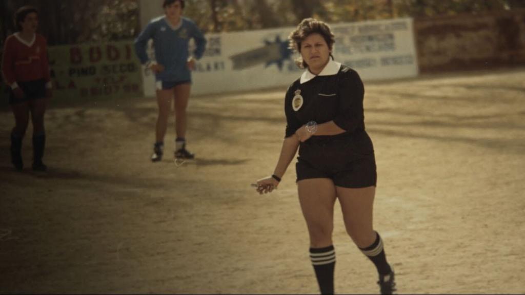 Rosa arbitrando un partido.