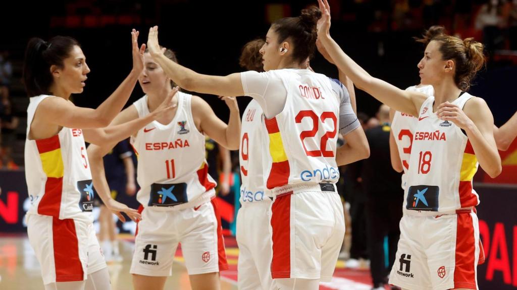 Las jugadoras de la selección española celebrando una canasta